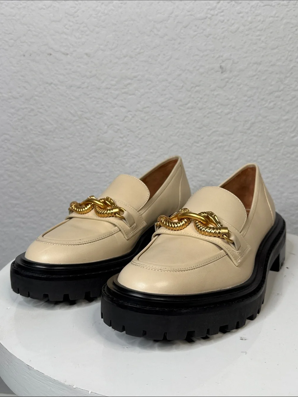 TORY BURCH JESSA CREAM LEATHER LUG SOLE LOAFER EQUESTRIAN CHAIN ACCENT *NWT*